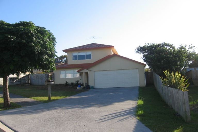 Photo of property in 2/1 Mossop Rise, Glenfield, Auckland, 0629