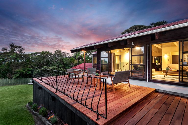 Photo of property in 24 Atarua Gardens, Waiatarua, Auckland, 0604