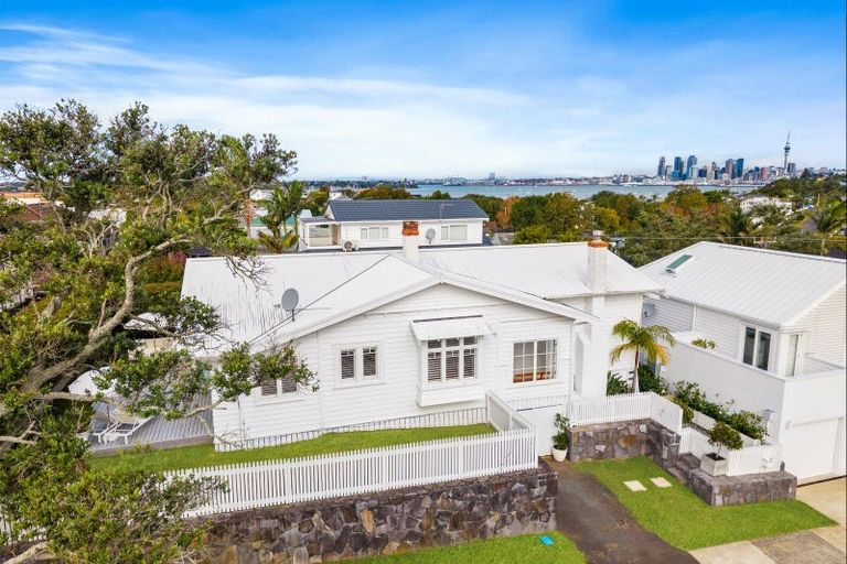 Photo of property in 6 Belle Vue Avenue, Northcote Point, Auckland, 0627