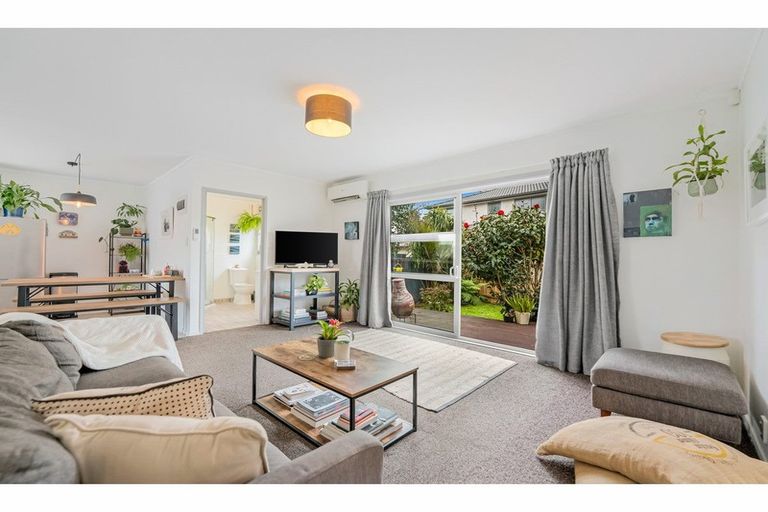 Photo of property in 1/1 Golf Road, New Lynn, Auckland, 0600