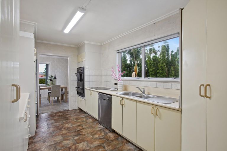 Photo of property in 16 Sylvan Crescent, Te Atatu South, Auckland, 0610