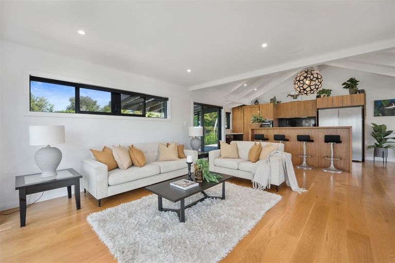 Photo of property in 5 Ngarahana Avenue, Paremoremo, Auckland, 0632