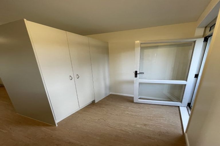 Photo of property in 5/242 Great North Road, Henderson, Auckland, 0612