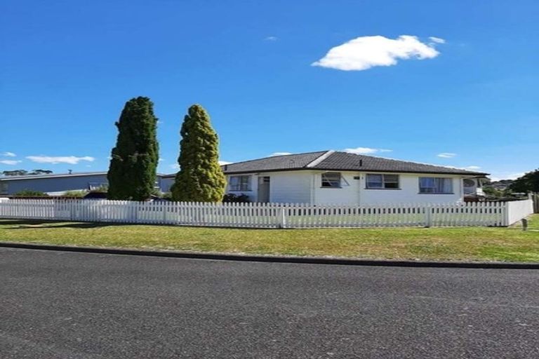 Photo of property in 22 Penfold Place, Henderson, Auckland, 0610