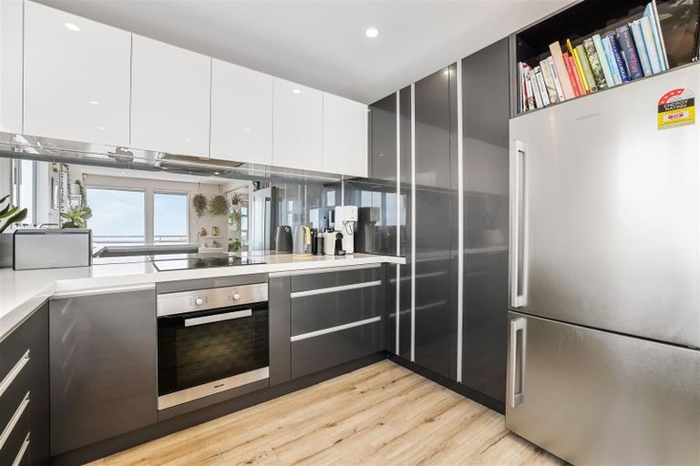 Photo of property in 1/5a Madeley Road, Mount Pleasant, Christchurch, 8081