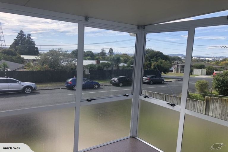 Photo of property in 15 Wakeling Avenue, Te Atatu South, Auckland, 0610