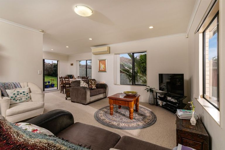 Photo of property in 15 Westglen Place, Ranui, Auckland, 0612