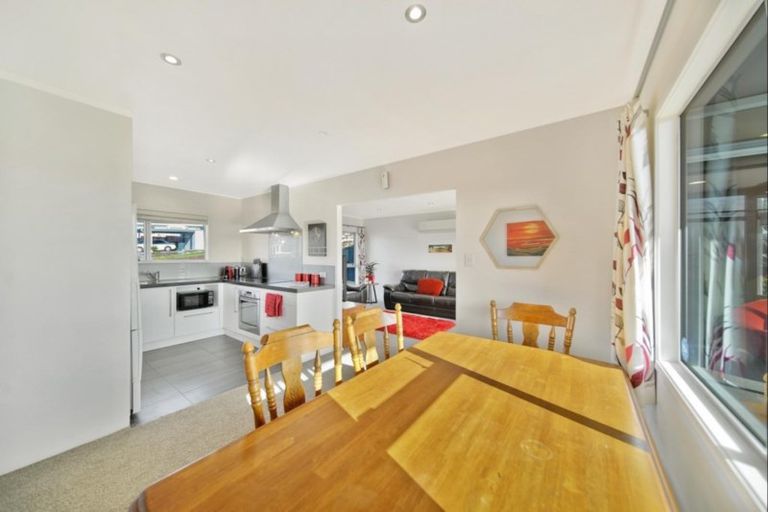 Photo of property in 2/52 Highland Park Drive, Highland Park, Auckland, 2010