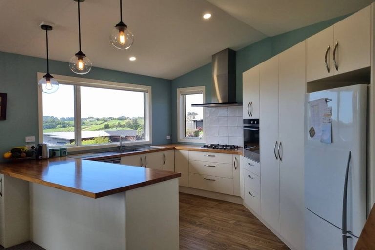 Photo of property in 3 Kapurau Lane, Merrilands, New Plymouth, 4312