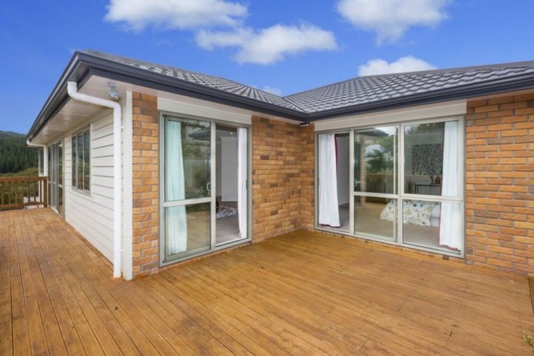 Photo of property in 5 Mcewen Crescent, Riverstone Terraces, Upper Hutt, 5018