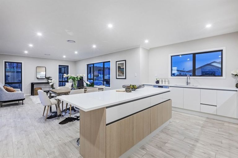 Photo of property in 8 Vogwill Road, Kumeu, 0810