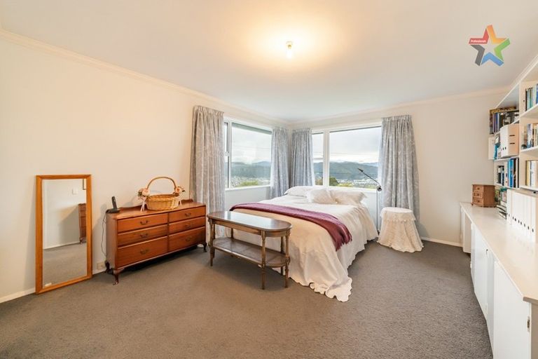 Photo of property in 4 Pokohiwi Road, Normandale, Lower Hutt, 5010