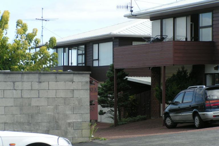 Photo of property in 1/82 Onewa Road, Northcote Point, Auckland, 0627