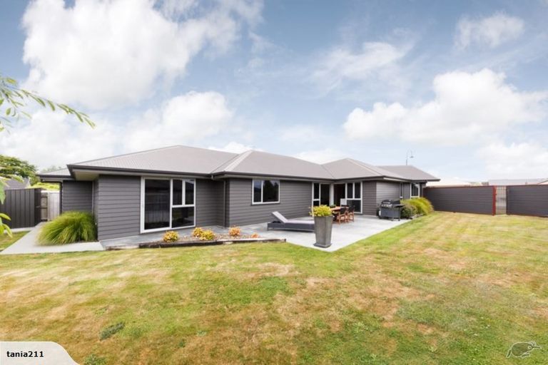 Photo of property in 10 Chestnut Close, Kelvin Grove, Palmerston North, 4414