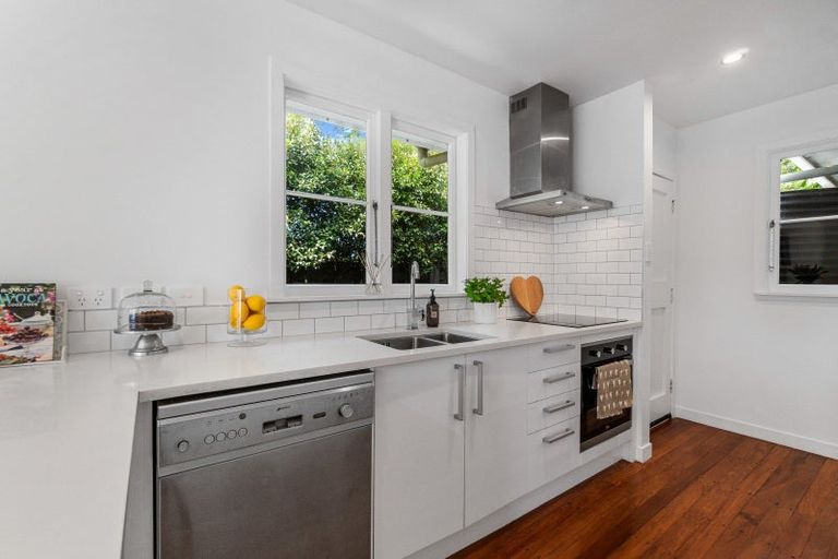 Photo of property in 16a Fairfax Avenue, Northcote, Auckland, 0627