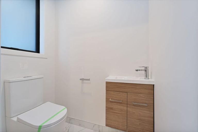 Photo of property in 27a Dawnhaven Drive, Te Atatu Peninsula, Auckland, 0610