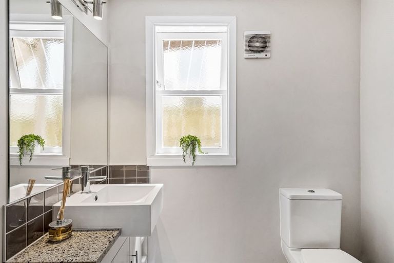 Photo of property in 96 Calliope Road, Stanley Point, Auckland, 0624