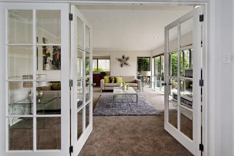 Photo of property in 13 La Roche Place, Northcote, Auckland, 0627