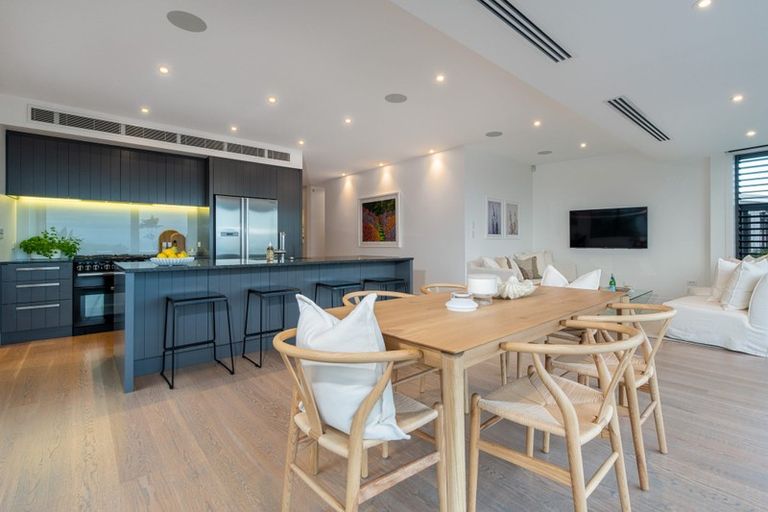 Photo of property in 25 Seaview Road, Castor Bay, Auckland, 0620