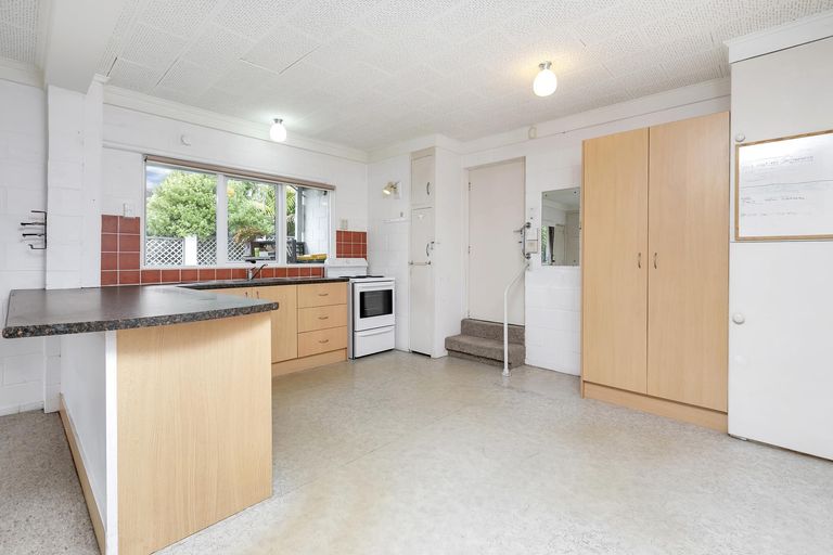 Photo of property in 1/16 Coronation Road, Glenfield, Auckland, 0627