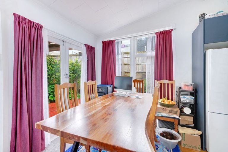 Photo of property in 10 Kapuka Road, Mangere Bridge, Auckland, 2022