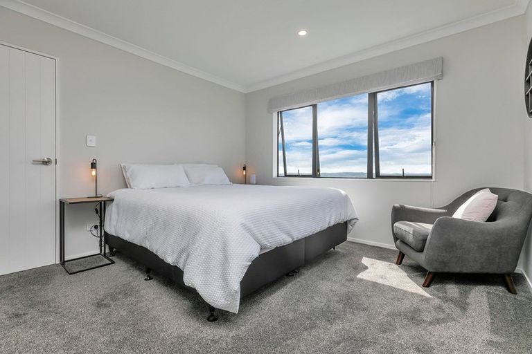 Photo of property in 29 Bernleigh Terrace, West Harbour, Auckland, 0618