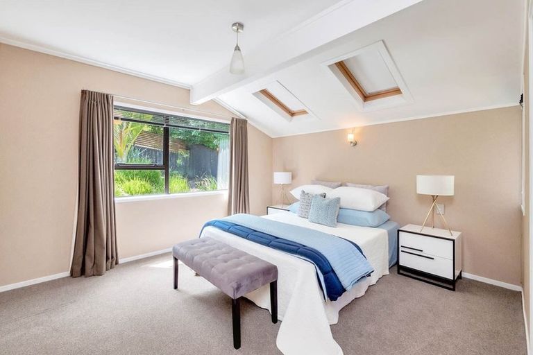 Photo of property in 1/31 Deverell Place, Northcross, Auckland, 0632