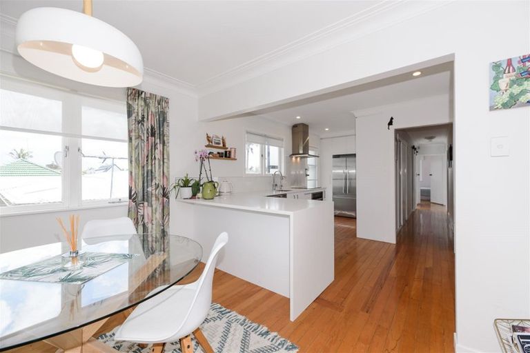 Photo of property in 19 Yeovil Road, Te Atatu Peninsula, Auckland, 0610