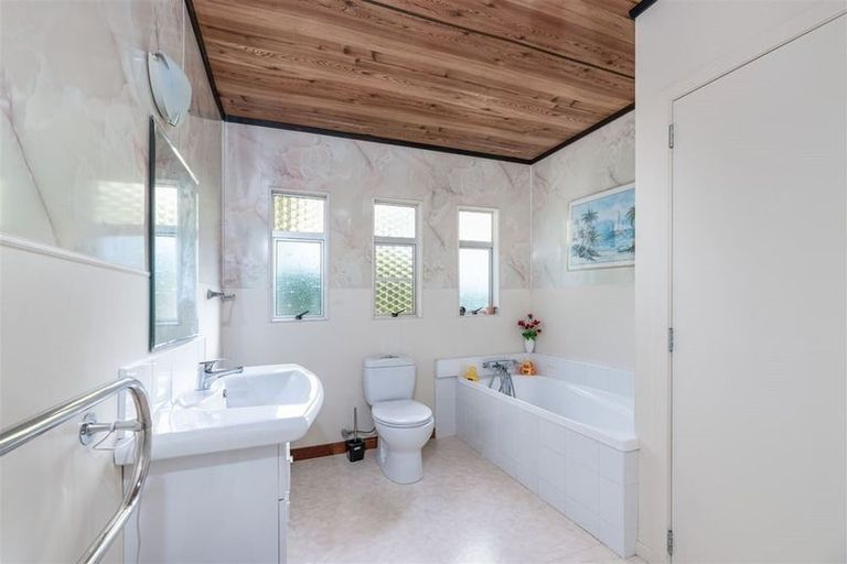 Photo of property in 4/89a Royal Road, Massey, Auckland, 0614