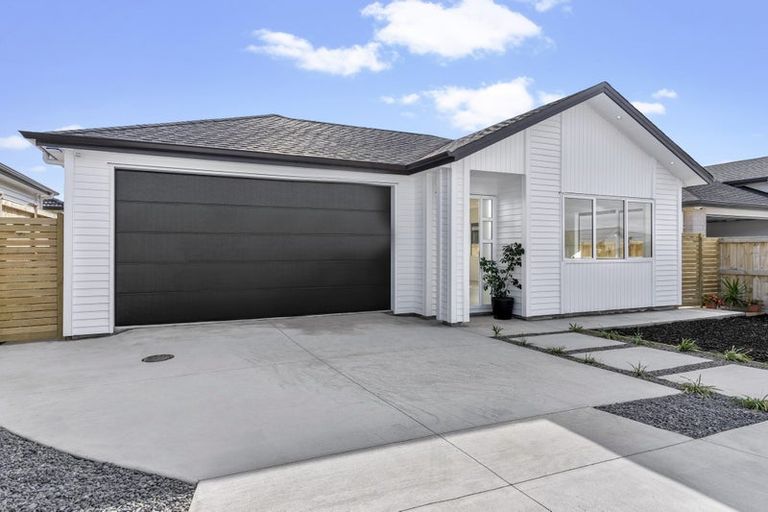 Photo of property in 16 Vinistra Road, Kumeu, 0810