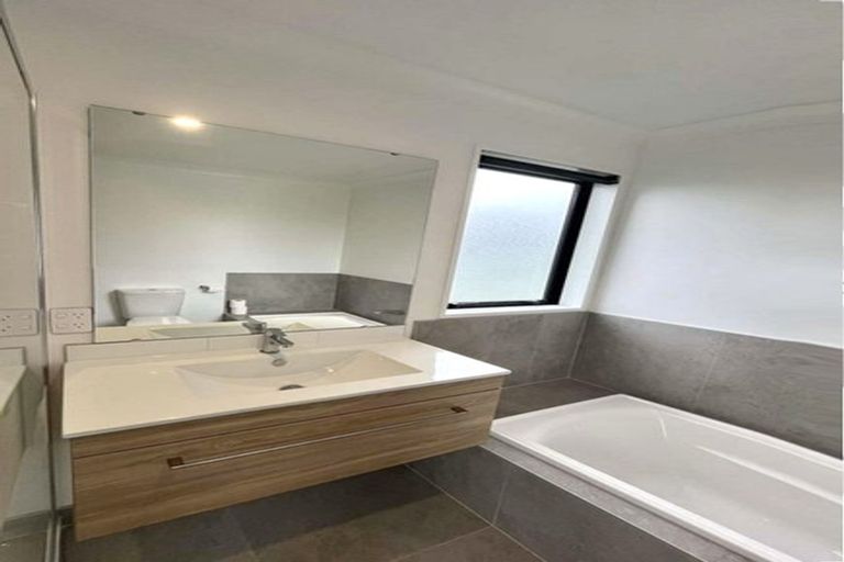 Photo of property in 6c Jern Place, Eastern Beach, Auckland, 2012