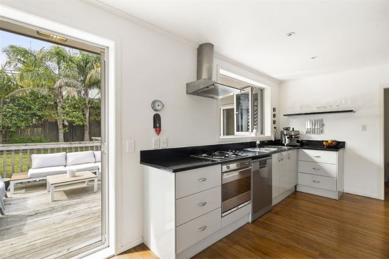 Photo of property in 1 Selwyn Crescent, Forrest Hill, Auckland, 0620