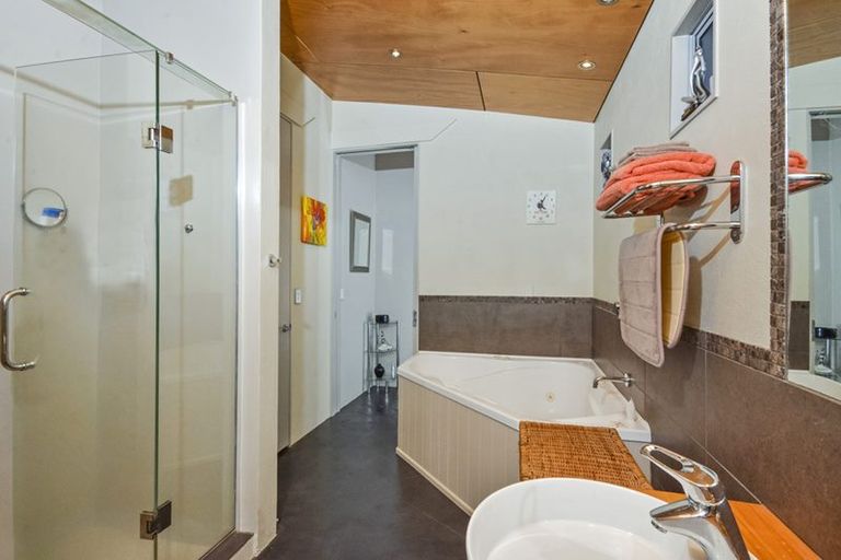 Photo of property in 2/19 Tindalls Bay Road, Tindalls Beach, Whangaparaoa, 0930