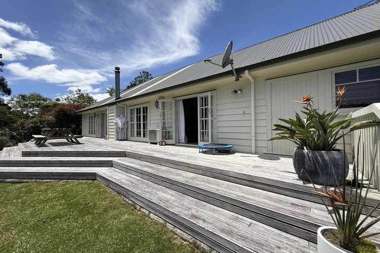 Photo of property in 57 Candia Road, Henderson Valley, Auckland, 0614