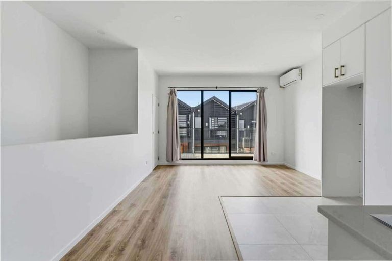 Photo of property in 8/233 Great North Road, Henderson, Auckland, 0612