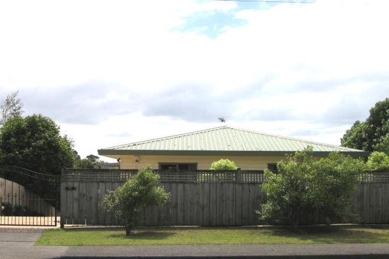 Photo of property in 5/8a Target Road, Totara Vale, Auckland, 0629