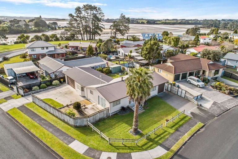 Photo of property in 14 Harbour Crest Drive, Waiuku, 2123