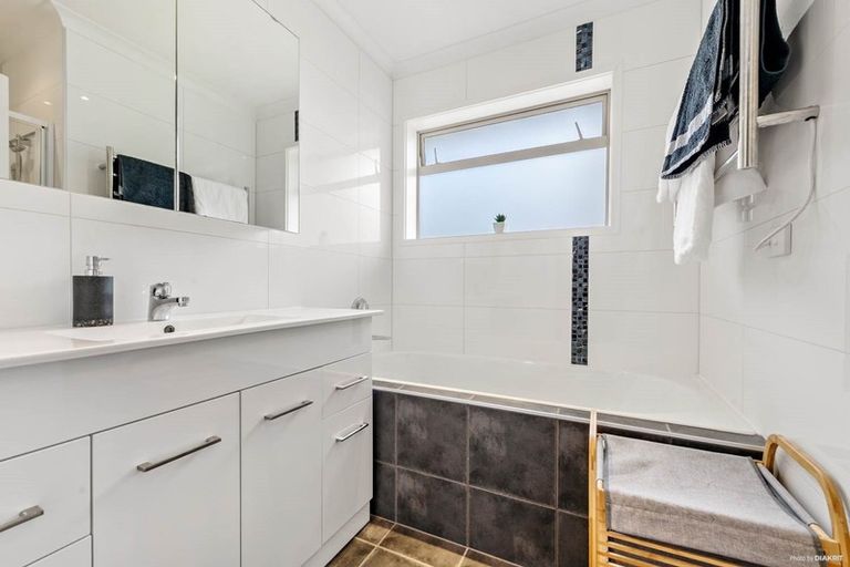 Photo of property in 27 Kurnell Drive, Botany Downs, Auckland, 2010