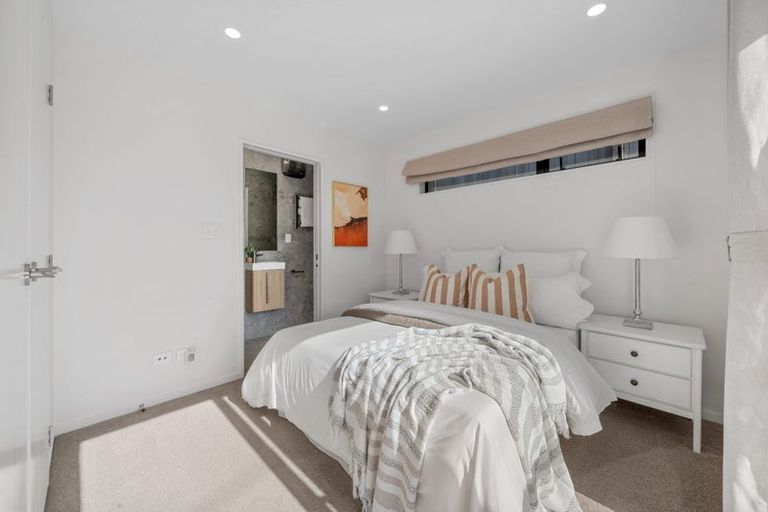 Photo of property in 1b Valron Road, Te Atatu South, Auckland, 0602