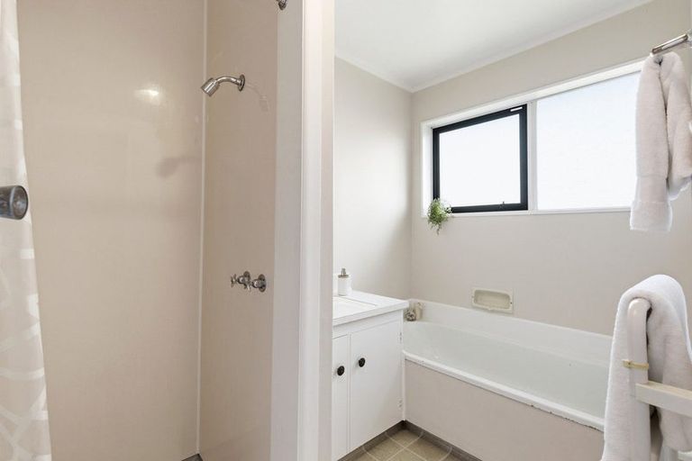 Photo of property in 10a Kingsbridge Place, Newlands, Wellington, 6037