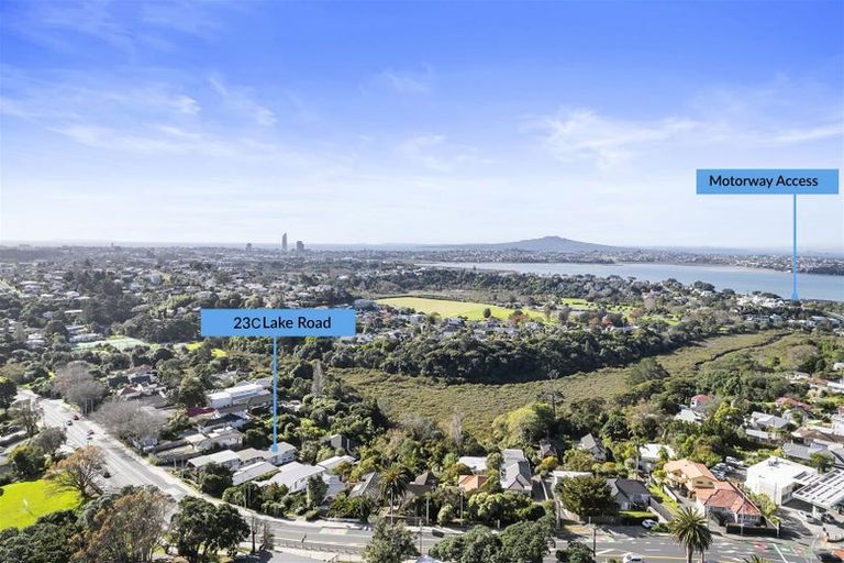 Photo of property in 1/23 Lake Road, Northcote, Auckland, 0627