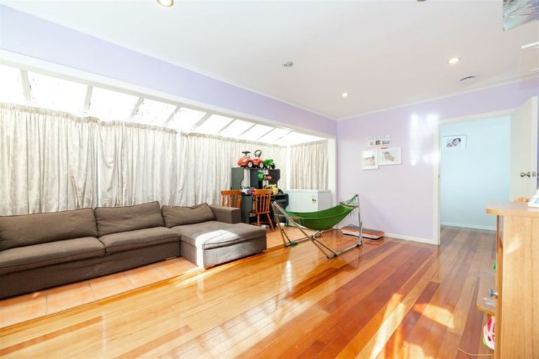 Photo of property in 9 Stephen Avenue, Henderson, Auckland, 0610