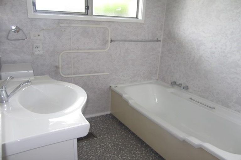 Photo of property in 220 Memorial Avenue, Burnside, Christchurch, 8053