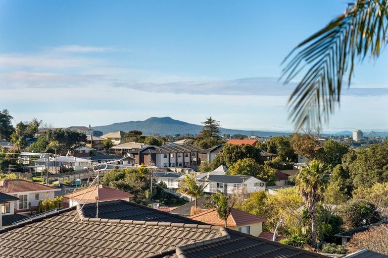 Photo of property in 13 Oki Place, Glenfield, 0629