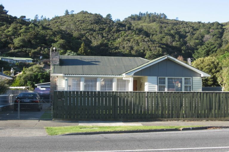 Photo of property in 39 Stokes Valley Road, Stokes Valley, Lower Hutt, 5019