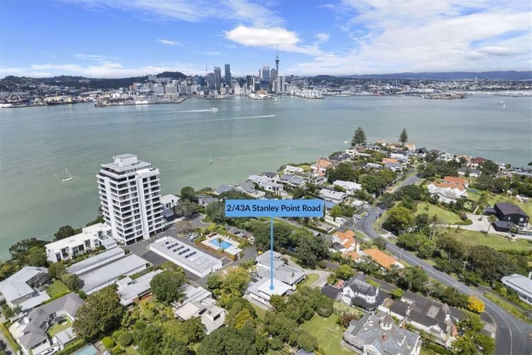 Photo of property in 2/43a Stanley Point Road, Stanley Point, Auckland, 0624