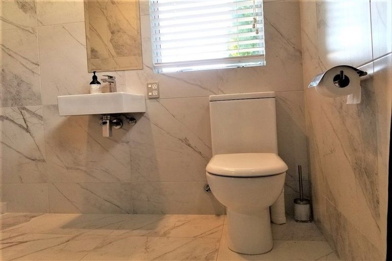 Photo of property in 33 Forrest Hill Road, Milford, Auckland, 0620