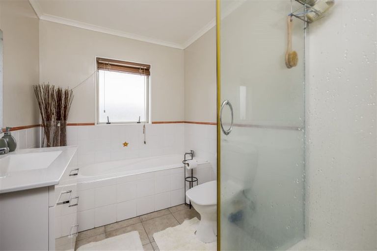 Photo of property in 2 Dunaff Place, Flat Bush, Auckland, 2019