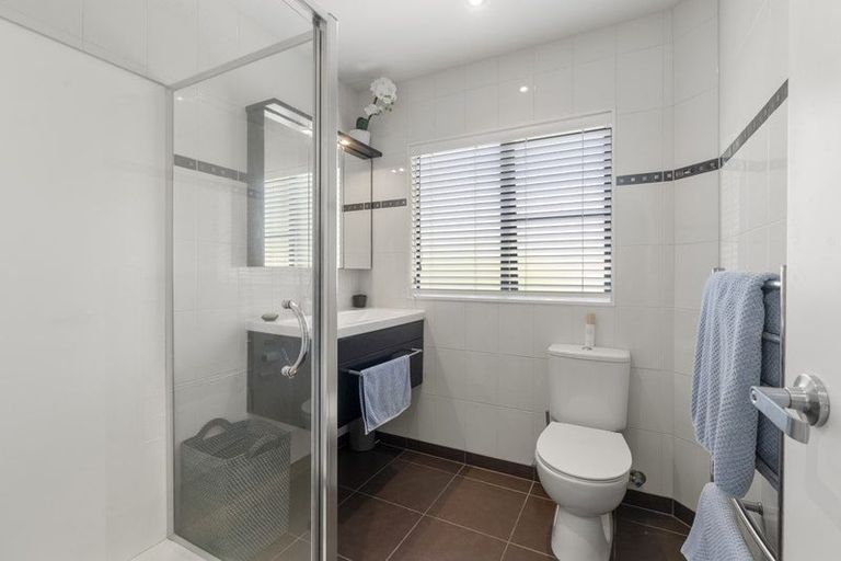 Photo of property in 1/27 Holdaway Avenue, Northcote, Auckland, 0627