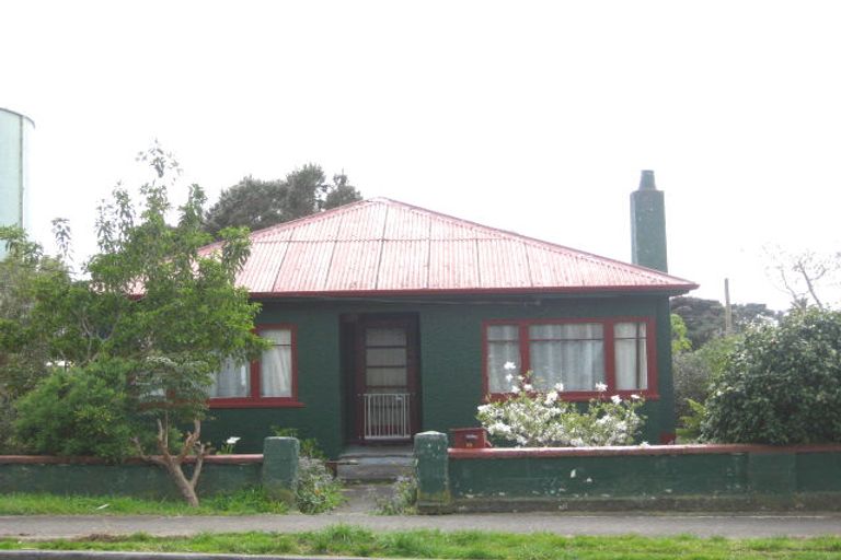 Photo of property in 14 Harbour Street, Moturoa, New Plymouth, 4310